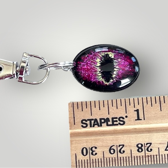 𝑯𝒂𝒏𝒅𝒎𝒂𝒅𝒆 Fuchsia Dragon Eye Keychain w/Gift Bag - Picture 6 of 7